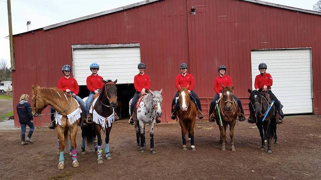 Hannah+Kouffman%2C+Madison+Jameson%2C+Sarah+Painter%2C+Katie+Feichert%2C+Serena+Ward+and+Hannah+Thoms+with+their+horses.+